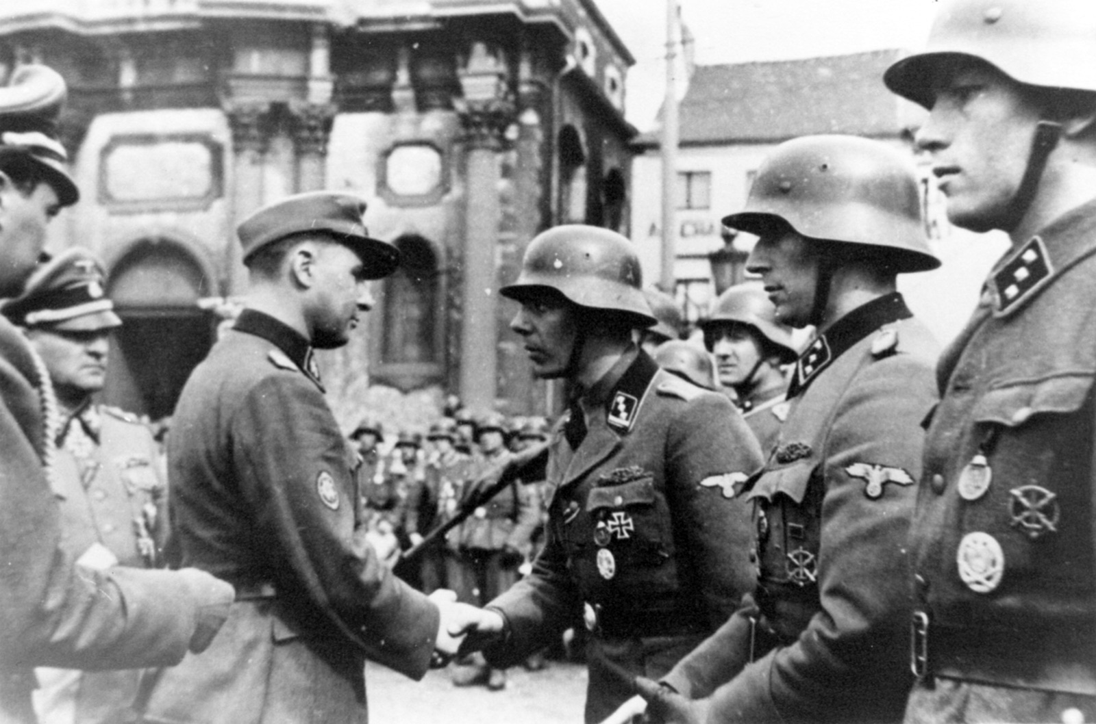 Degrelle à Charleroi : parade d'avril 1944
