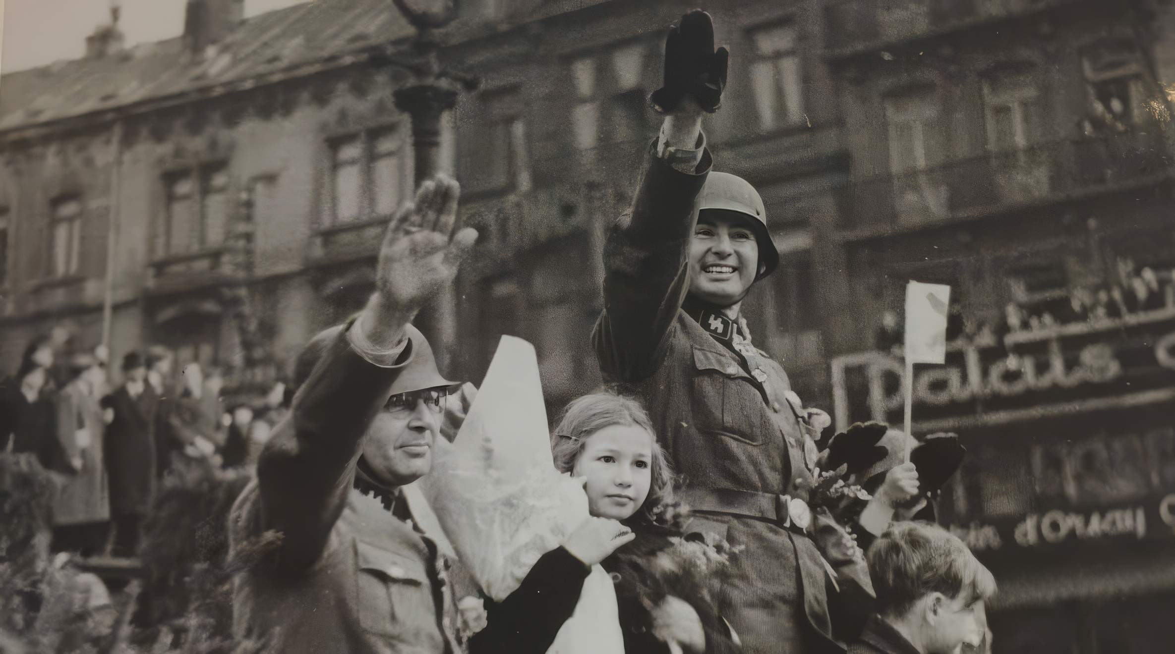 Léon Degrelle saluant les légionnaires de la Wallonie, défilé du 1er avril 1944. CegeSoma, collection SADO.