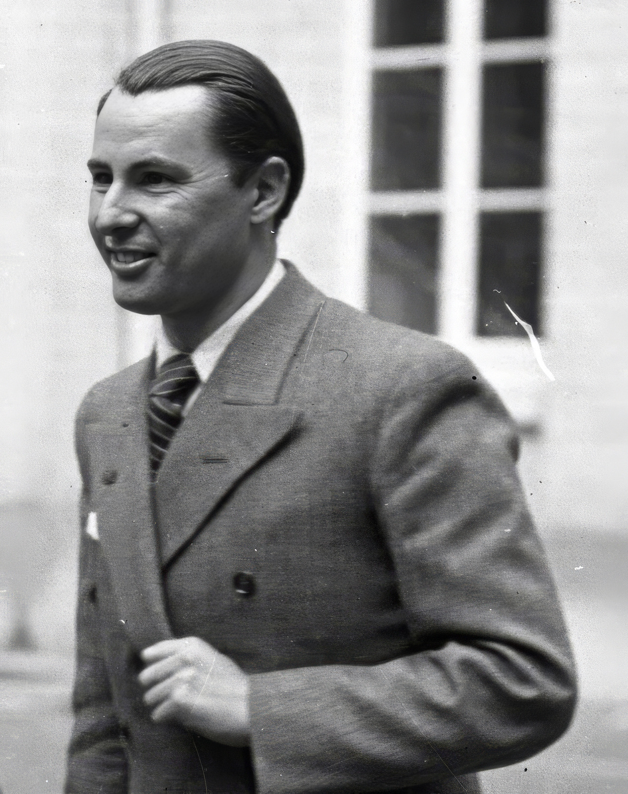 Léon Degrelle : portrait en costume croisé